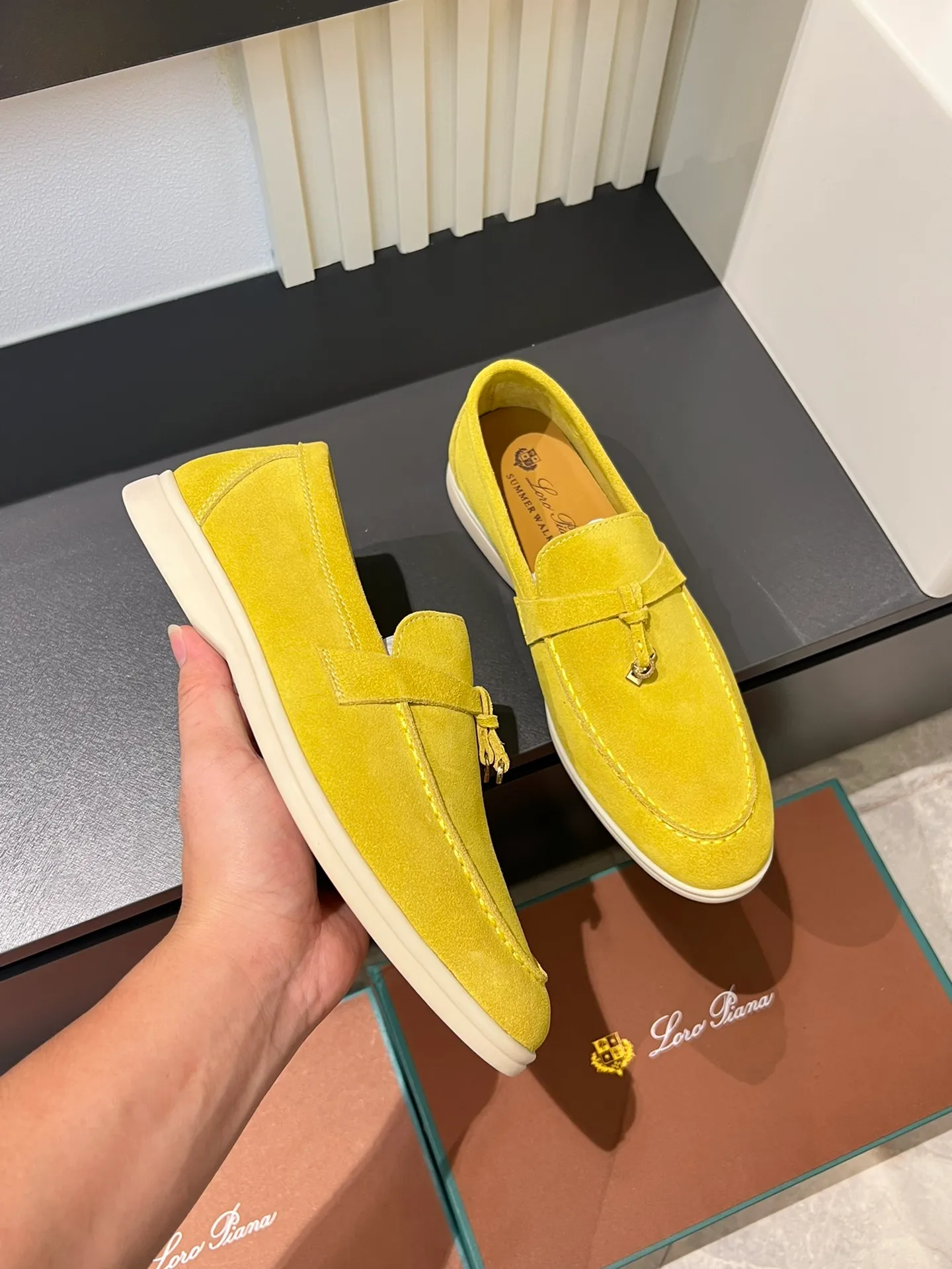 Men's shoes 💰p360 "Loro men's shoes 💰pian'*" Classic L men's shoes for couples 💰p Top version British flat loafers, a must-have item in old money style, the minimalist design is eye-catching and durable, a plus point for dressing The soft foot feel and texture are outstanding. They don’t scratch your feet and are very nice. They are matched with soft and waxy soles. They can be worn daily for a long time without getting tired. They are easy to wear, versatile and classic items, with perfect foot feel and texture! Imported cashmere fabric, the lining is made of imported A-grade water-dyed cow lining, the top version of the genuine leather midsole is sewn with pure handmade mark thread! Size: Female 35-40 (34. Customized) Male 38-44 (45.46. Customized)